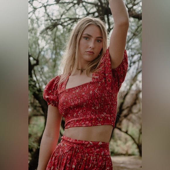 Band Of The Free JOELLE CRIMSON FLORAL SMOCKED TOP - Picture 2 of 5